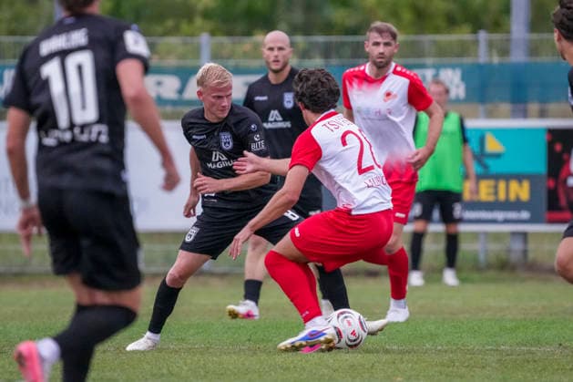 Head-to-head between Per Lockl of SSV Ulm 1846 Soccer, 8, and Tim Lauenroth of TSV Berg, 28, GER, TSV Berg vs. SSV Ulm 1846 Soccer, Soccer, WFV Cup, Round 3, 2026–2027 season, August 18, 2026, GER, TSV Berg vs. SSV Ulm 1846 Soccer, Soccer, WFV Cup, Round 3, 2026–2027 season, August 18, 2026, Berg Copyright: xEibner-Pressefoto MaximilianxRistx EP_MRT