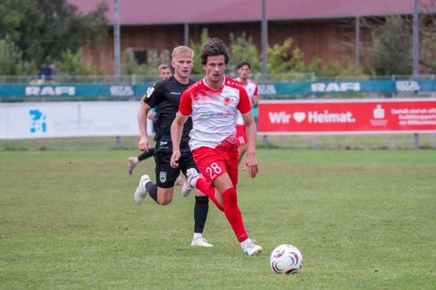Tim Lauenroth (TSV Berg), 28, vs. Per Lockl (SSV Ulm 1846), 8, GER, TSV Berg vs. SSV Ulm 1846 Soccer, Soccer, WFV Cup, Round 3, 2026–2027 season, August 18, 2026, GER, TSV Berg vs. SSV Ulm 1846 Soccer, Soccer, WFV Cup, Round 3, 2026–2027 season, August 18, 2026, Berg Copyright: xEibner-Pressefoto MaximilianxRistx EP_MRT