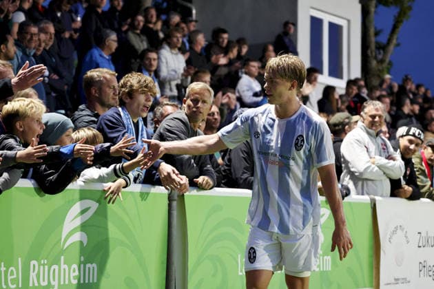 August 18, 2026, Men s Soccer, 2026–2027 Season, Bavarian Regional League, Matchday 5: TSV Aubstadt vs. TSV 1860 Munich, Fabio Wagner 9, TSV 1860 Munich high-fives the fans after he is substituted Sulzfeld Schulstadion Aubstadt NGN Arena Bavaria, Germany