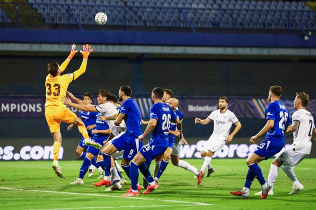 Champions League Qualifying, Playoff: Dinamo Zagreb vs. Viking Zagreb, August 18, 2026. Viking’s Henrik Falchener faces Dinamo Zagreb goalkeeper Ivan Nevistic during the Champions League qualifying playoff match between Dinamo Zagreb and Viking at Maksimir Stadium. Photo by Nikola Krstic, NTB, Zagreb, Croatia. EDITORIAL USE ONLY. RESTRICTEDRICTED USE FOR BETTING COMPANIES  Copyright: xNikolaxKrsticx xNTBx