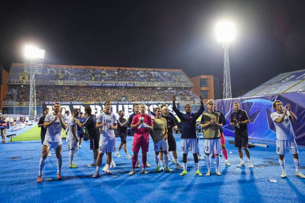 Champions League Qualifying, Playoff: Dinamo Zagreb vs. Viking Zagreb 20260818 Viking players celebrate with fans after the Champions League qualifying playoff match between Dinamo Zagreb and Viking at Maksimir Stadium. Photo: Nikola Krstic, NTB, Zagreb, Croatia. EDITORIAL USE ONLY. RESTRICTED USE FOR BETTING COMPANIES  Copyright: xNikolaxKrsticx xNTBx