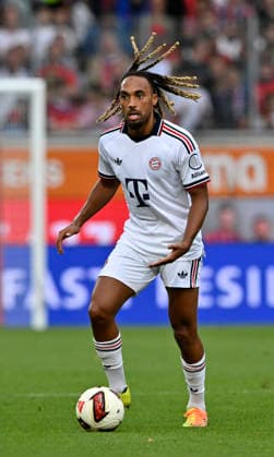 Sacha Boey, FC Bayern Munich (FCB), 23, in action with the ball, hair blowing in the wind, 1 FC Heidenheim 1846 (FCH) vs. FC Bayern Munich (FCB), Friendly Match, August 18, 2026. DFL regulations prohibit any use of photographs as IMAGE SEQUENCES AND OR QUASI-VIDEO 1 FC Heidenheim 1846 FCH vs. FC Bayern Munich FCB FRIENDLY MATCH