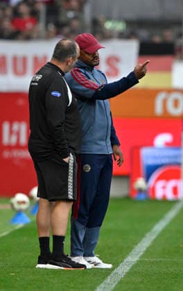 Coach Frank Schmidt of 1. FC Heidenheim 1846 (FCH) on the sidelines in conversation with Coach Vincent Kompany of FC Bayern Munich (FCB); gestures; 1. FC Heidenheim 1846 (FCH) vs. FC Bayern Munich (FCB) friendly match 18 08, 2026 DFL regulations prohibit any use of photographs as image sequences and or quasi-video 1 FC Heidenheim 1846 FCH vs. FC Bayern Munich FCB Friendly Match