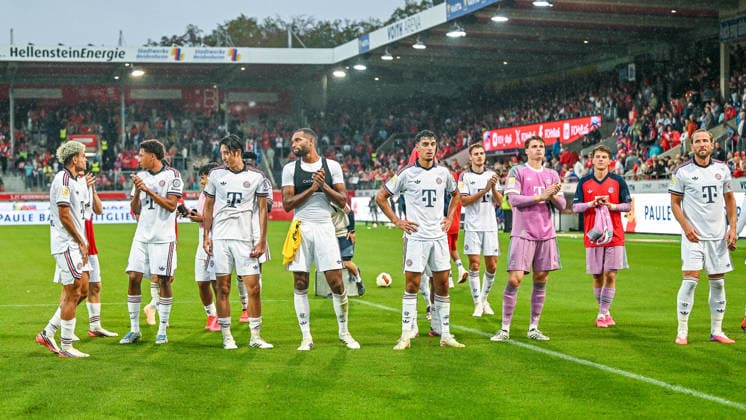 August 18, 2026, GER, Soccer, Men s, FSP, 1 FC Heidenheim vs. FC Bayern Munich FCB players thank their fans, from left: Luis Diaz, Bayern Munich, 14, Cassiano Kiala, Bayern Munich, 30, Hiroki Ito, Bayern Munich, 21, Jonathan Tah, Bayern Munich, 4, Aleksandar Pavlovic, Bayern Munich, 45, Josip Stanisic, Bayern Munich, 44, Jonas Urbig, Bayern Munich, 40, Jannis Bärtl (Baertl), Bayern Munich, 35; Harry Kane, Bayern Munich, 9; Heidenheim Voith Arena, Baden-Württemberg, Germany Copyright: xNordphotox xHafnerx