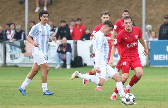 August 18, 2026, Soccer, Men s, 2026–2027 Season, Bavarian Regional League, TSV Aubstadt vs. 1860 Munich: Löwe Tunay Deniz watches teammate Benedikt Hoppe face off against Aubstadt s Franz Helmer
