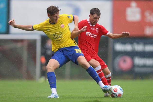 Gianluca Swajkowski of Rot Weiss Essen and Philipp Elspass of SV Sonsbeck in a tackle during the Lower Rhine Cup match between SV Sonsbeck and Rot Weiss Essen at Willy Lemkens Sportpark on August 19, 2026, in Sonsbeck, Germany. Photo by Oliver Kaelke, DeFodi Images. Gianluca Swajkowski of Rot-Weiss Essen and Philipp Elspass of SV Sonsbeck battle for the ball during the 3. Liga match between SV Sonsbeck and Rot-Weiss Essen at Willy Lemkens Sportpark on August 19, 2026 in Sonsbeck, Germany. Photo by Oliver Kaelke, DeFodi Images. DFB and DFL regulations prohibit any use of photographs as image sequences and or quasi-video. Photo by Oliver Kaelke, DeFodi Images