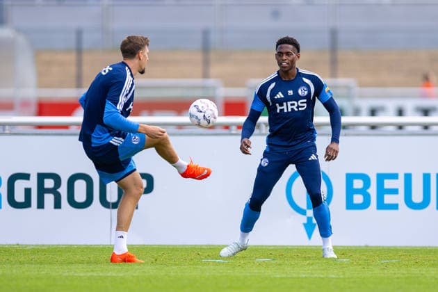 August 20, 2026, Soccer, FC Schalke 04 practice, featuring Janik Bachmann (FC Schalke 04) and Junior Adamu (FC Schalke 04), Gelsenkirchen, FC Schalke 04 training facility, North Rhine-Westphalia, Germany, xRHR PHOTO YYx Copyright: RHR-FOTOx RHR-FOTO YY