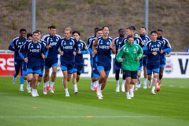 August 20, 2026, Soccer, FC Schalke 04 practice: The S04 players warm up and run at the FC Schalke 04 training facility in Gelsenkirchen, North Rhine-Westphalia, Germany xRHR PHOTO YYx Copyright: RHR-FOTOx RHR-FOTO YY