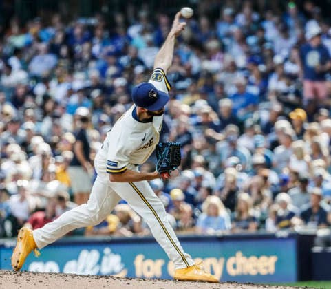 Milwaukee Brewers relief pitcher Aaron Ashby throws in the seventh inning of the MLB, Baseball Herren, USA game between the Seattle Mariners and the Milwaukee Brewers at American Family Field in Milwaukee, Wisconsin on Thursday, August 20, 2026.  MIL20260820828 TANNENxMAURY