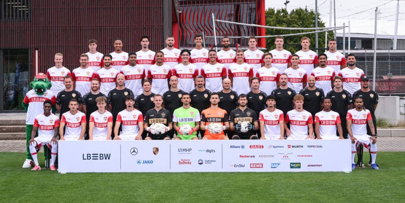 SOCCER 1 BUNDESLIGA SEASON 2026–2027 AUGUST 18, 2026 Photo session at VfB Stuttgart’s training facility, team photo: Justin Diehl, Badredine Bouanani, Yanik Spalt, Mirza Catovic, Marius Funk, Fabian Bredlow, Dennis Seimen, Stefan Drljaca, Ertugrul Yigit, Lazar Jovanovic, Jarzinho Malanga, Lorenz Assignon; front row, from left: VfB mascot Fritzle, Jasper Smets, Marcus Fregin, Philip Kipp, Jan Schimpchen, Florian Mohr, Martin Franz, Nate Weiss, Dr. Andre Filipovic, Matthias Schiffers, Steffen Krebs, David Krecidlo, Sebastian Hoeness; Row 2, from left: Chris Führich, Maximilian Mittelstädt, Leonidas Stergiou, Jeremy Arévalo, Nikolas Nartey, Ameen Al Dakhil, Luca Jaquez, Grischa Prömel, Angelo Stiller, Bilal El Khannouss, Tiago Tomas, Deniz Undav; Third row, from left: Leo Sauer, Jamie Leweling, Atakan Karazor, Jeff Chabot, Chema, Josha Vagnoman, Ramon Hendriks, Dzenan Pejcinovic, Finn Jeltsch, Ermedin Demirovic Row 4, from left