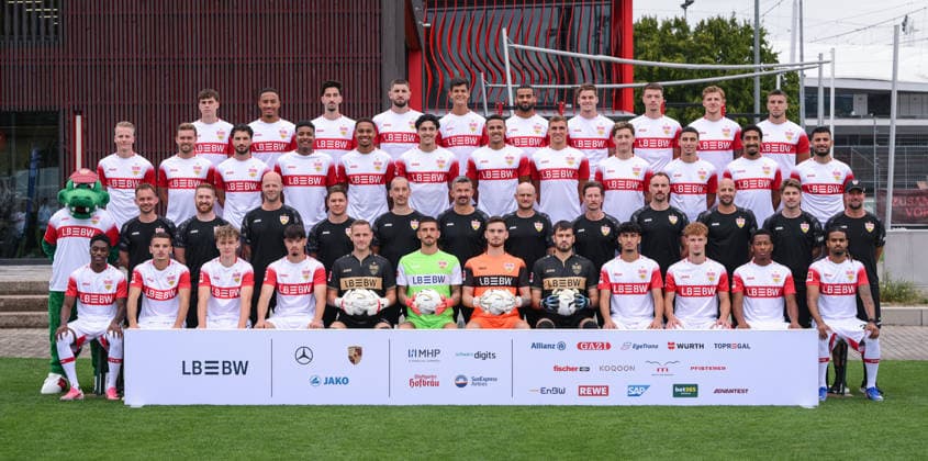 SOCCER 1 BUNDESLIGA SEASON 2026–2027 AUGUST 18, 2026 Photo session at VfB Stuttgart’s training facility, team photo: Justin Diehl, Badredine Bouanani, Yanik Spalt, Mirza Catovic, Marius Funk, Fabian Bredlow, Dennis Seimen, Stefan Drljaca, Ertugrul Yigit, Lazar Jovanovic, Jarzinho Malanga, Lorenz Assignon; front row, from left: VfB mascot Fritzle, Jasper Smets, Marcus Fregin, Philip Kipp, Jan Schimpchen, Florian Mohr, Martin Franz, Nate Weiss, Dr. Andre Filipovic, Matthias Schiffers, Steffen Krebs, David Krecidlo, Sebastian Hoeness; Row 2, from left: Chris Führich, Maximilian Mittelstädt, Leonidas Stergiou, Jeremy Arévalo, Nikolas Nartey, Ameen Al Dakhil, Luca Jaquez, Grischa Prömel, Angelo Stiller, Bilal El Khannouss, Tiago Tomas, Deniz Undav; Third row, from left: Leo Sauer, Jamie Leweling, Atakan Karazor, Jeff Chabot, Chema, Josha Vagnoman, Ramon Hendriks, Dzenan Pejcinovic, Finn Jeltsch, Ermedin Demirovic Row 4, from left