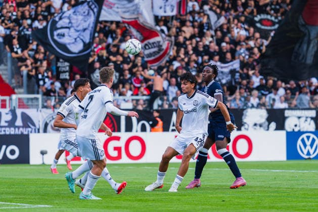 Younes Ebnoutalib, Eintracht Frankfurt, 11, Elias Baum, Eintracht Frankfurt, 02, Can Uzun (Eintracht Frankfurt, 42) looks at the ball while being marked by Farid Omorou (SC St. Tönis, 15); a tackle during the match between SC St. Tönis and Eintracht Frankfurt, soccer, 2026–27 DFB Cup, Round 1, 2026–27 season, August 21, 2026, DFL regulations prohibit any use of photographs as image sequences and or quasi-video; SC St. Tönis vs. Eintracht Frankfurt, soccer, DFB Cup 2026–27, First Round, 2026–27 Season, August 21, 2026, Krefeld Copyright: xEibner-Pressefoto LukasxBaldygax EP_LBA