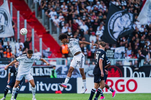 Younes Ebnoutalib of Eintracht Frankfurt, No. 11, goes up for a header; Malik Pimpong of Eintracht Frankfurt, No. 35, heads the ball toward the goal, Maximilian Pohlig of SC St. Tönis, No. 24, looks back; SC St. Tönis vs. Eintracht Frankfurt, soccer, 2026–27 DFB Cup, 1st round, 2026–27 season, August 21, 2026, DFL regulations prohibit any use of photographs as image sequences and or quasi-video, SC St. Tönis vs. Eintracht Frankfurt, soccer, DFB Cup 2026–27, First Round, 2026–27 Season, August 21, 2026, Krefeld Copyright: xEibner-Pressefoto LukasxBaldygax EP_LBA