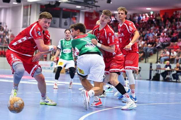 Renars Uscins (TSV Hannover Burgdorf), No. 10, in a one-on-one battle with Pablo Lange (TuS Ferndorf), No. 31, Germany, TuS Ferndorf vs. TSV Hannover Burgdorf, Handball, DHB Cup, 1st Round, 2026–2027 Season, August 21, 2026 GER, TuS Ferndorf vs. TSV Hannover Burgdorf, Handball, DHB Cup, Round 1, 2026–2027 season, August 21, 2026 Kreuztal Copyright: xEibner-Pressefoto RenexWeissx EP_RWS