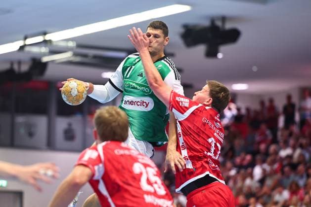 Sebastian Heymann, TSV Hannover Burgdorf, No. 11, in a one-on-one battle with Mattis Michel, TuS Ferndorf, No. 17, GER, TuS Ferndorf vs. TSV Hannover Burgdorf, Handball, DHB Cup, 1st Round, 2026–2027 Season, August 21, 2026, GER, TuS Ferndorf vs. TSV Hannover Burgdorf, Handball, DHB Cup, Round 1, 2026–2027 season, August 21, 2026, Kreuztal Copyright: xEibner-Pressefoto RenexWeissx EP_RWS