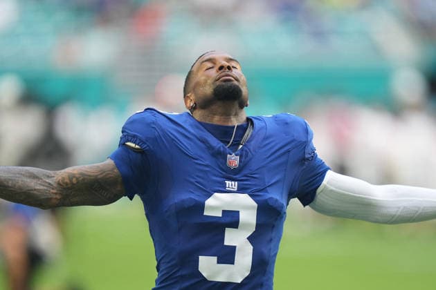 New York Giants linebacker Abdul Carter (3) prays before the preseason NFL, American Football Herren, USA game between the New York Giants and the Miami Dolphins on Saturday, August 22, 2026 at Hard Rock Stadium in Miami, FL (Photo by Peter Joneleit Icon Sportswire) NFL: AUG 22 Giants at Dolphins EDITORIAL USE ONLY Icon260822038
