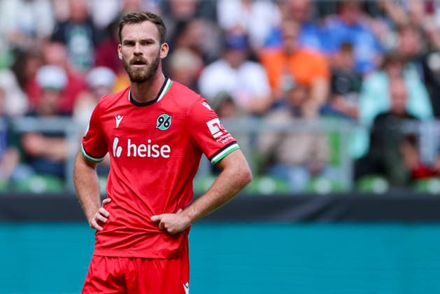 Boris Tomiak: Hannover 96 looks dejected during the DFB Cup match between SV Hemelingen and Hannover 96 at Weserstadion on August 22, 2026, in Bremen, Germany Photo by Marco Steinbrenner, DeFodi Images Boris Tomiak of Hannover 96 looks dejected during the DFB Cup match between SV Hemelingen and Hannover 96 at Weserstadion on August 22, 2026 in Bremen, Germany. Photo by Marco Steinbrenner, DeFodi Images. Photo by Marco Steinbrenner, DeFodi Images.
