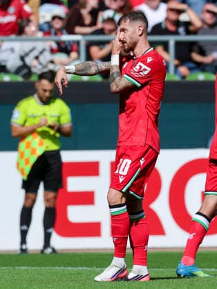 Marcel Hartel of Hannover 96 celebrates his goal to make it 0–3 during the DFB Cup match between SV Hemelingen and Hannover 96 at Weserstadion on August 22, 2026, in Bremen, Germany. Photo by Marco Steinbrenner, DeFodi Images. Marcel Hartel of Hannover 96 celebrates after scoring his team’s third goal during the DFB Cup match between SV Hemelingen and Hannover 96 at Weserstadion on August 22, 2026 in Bremen, Germany. Photo by Marco Steinbrenner, DeFodi Images. Photo by Marco Steinbrenner, DeFodi Images.