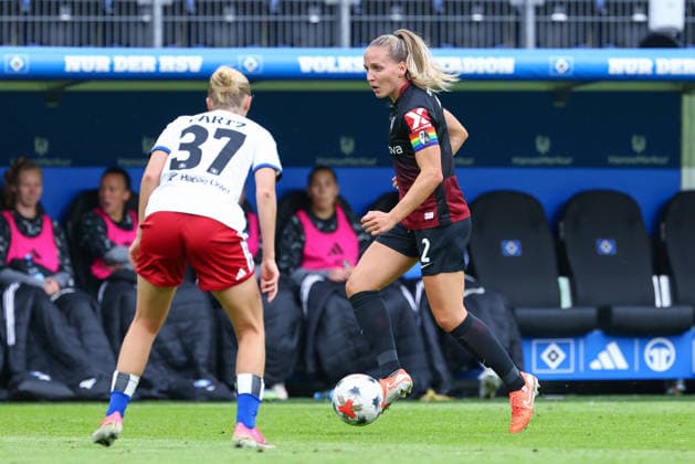 From left: Paulina Bartz (Hamburger SV, HSV), 37, and Lisa Karl (SC Freiburg), 2, in a one-on-one battle, duel, dynamic play, action, game scene, DFB REGULATIONS PROHIBIT ANY USE OF PHOTOGRAPHS AS SEQUENCE IMAGES AND OR VIDEO-LIKE PHOTO SERIES DFB REGULATIONS PROHIBIT ANY USE OF PHOTOGRAPHS AS IMAGE SEQUENCES AND OR QUASI-VIDEO, August 23, 2026, Hamburg, Germany, soccer, Google Pixel Women’s Bundesliga, Hamburger SV vs. SC Freiburg xobx