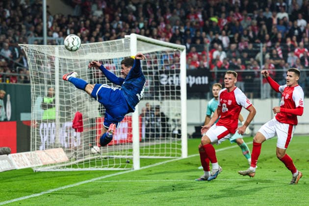 Robin Gosens, FC Schalke 04, 8:01, DFB Cup Main Round, 2026–2027 Season: Hallescher FC Halle vs. FC Schalke 04 at Leuna Chemie Stadium in Halle Saale; Action, Soccer, Man,Men, Germany, August 24, 2026