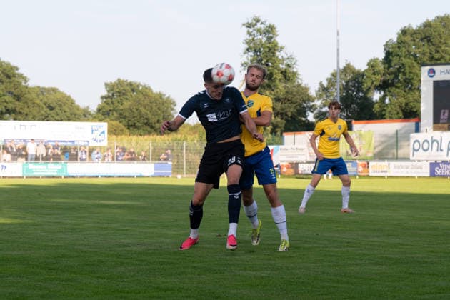 August 26, 2026, GER, Soccer, Regionalliga Nord, Matchday 5, 2026–2027 Season, Todesfelde, Joda Sportpark, SV Todesfelde vs. VfB Oldenburg, Mats FACKLAM (VfB Oldenburg) 29, Tyler KÖRTING (SV Todesfelde) 25, Todesfelde, Joda Sportpark, Schleswig-Holstein, Germany Copyright: xnordphotoxGmbHx xRojahnx