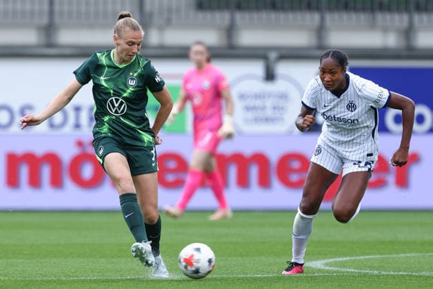 From left: Lieske Carleer (VfL Wolfsburg), 3, and Brittany Raphino (Inter Milan), 26, in a tackle; duel; dynamic; action; game scene; August 26, 2026, Wolfsburg, Germany, soccer, UEFA Women’s Champions League, VfL Wolfsburg vs. Inter Milan xobx