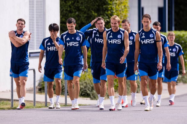 August 27, 2026, Soccer, FC Schalke 04 Training: From left: Robin Gosens (FC Schalke 04), Satoshi Tanaka (FC Schalke 04), Ron Schallenberg (FC Schalke 04), Maximilian Wöber (FC Schalke 04), Timo Becker (FC Schalke 04), Edin Dzeko (FC Schalke 04), Nikola Katic (FC Schalke 04) head to training at the FC Schalke 04 training facility in Gelsenkirchen, North Rhine-Westphalia, Germany xRHR PHOTO YYx Copyright: RHR-FOTOx RHR-FOTO YY