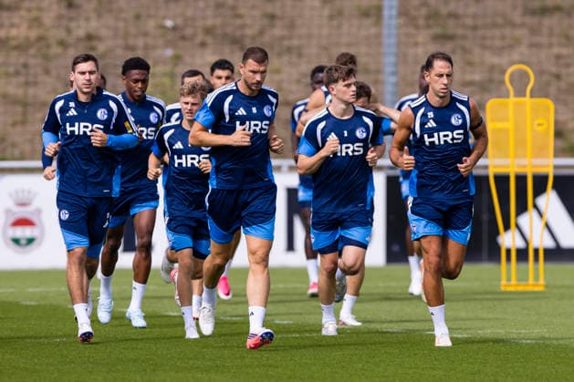 August 27, 2026, Soccer, FC Schalke 04 Training: Maximilian Wöber (FC Schalke 04), Junior Adamu (FC Schalke 04), Luca Vozar, FC Schalke 04; Edin Dzeko, FC Schalke 04; Dylan Leonard, FC Schalke 04; Nikola Katic, FC Schalke 04; Gelsenkirchen, FC Schalke 04 training facility, North Rhine-Westphalia, Germany, xRHR, PHOTO YYx Copyright: RHR-FOTOx RHR-FOTO YY