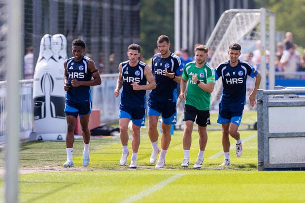 August 27, 2026, Soccer, FC Schalke 04 training session featuring Junior Adamu of FC Schalke 04, Robin Gosens, FC Schalke 04; Edin Dzeko, FC Schalke 04; Rehabilitation Coach Marc Thum, FC Schalke 04; Dejan Ljubicic, FC Schalke 04; Gelsenkirchen, FC Schalke 04 Training Facility, North Rhine-Westphalia, Germany; xRHR PHOTO YYx Copyright: RHR-FOTOx RHR-FOTO YY