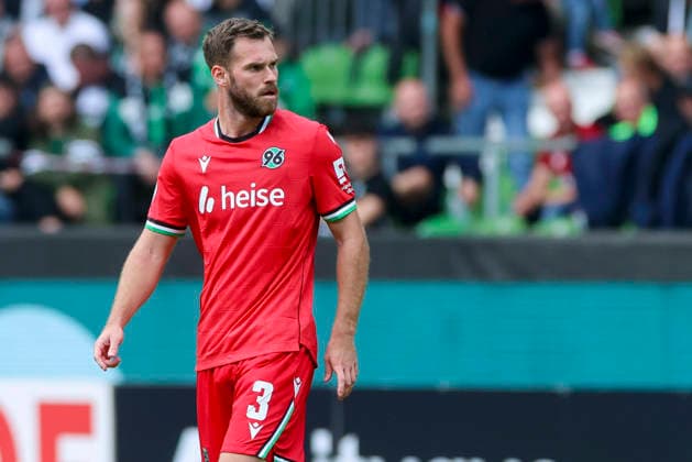 Boris Tomiak: Hannover 96 looks dejected during the DFB Cup match between SV Hemelingen and Hannover 96 at Weserstadion on August 22, 2026, in Bremen, Germany Photo by Marco Steinbrenner, DeFodi Images Boris Tomiak of Hannover 96 looks dejected during the DFB Cup match between SV Hemelingen and Hannover 96 at Weserstadion on August 22, 2026 in Bremen, Germany. Photo by Marco Steinbrenner, DeFodi Images. Photo by Marco Steinbrenner, DeFodi Images.