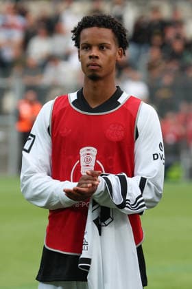 Soccer: DFB Cup, SC St. Tönis vs. Eintracht Frankfurt on August 21, 2026, at Grotenburg Stadium in Krefeld. Julian Etse (Frankfurt, 53) thanks the fans. MH