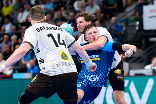 Stuttgart HBL 26 27 TVB Stuttgart Bergischer HC (from left): Gerdas Babarskas (Bergischer HC), Simone Mengon (Stuttgart), Tom Bergner (Bergischer HC) Bittenfeld Porsche Arena Baden-Württemberg, Germany