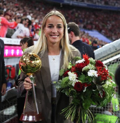 Soccer, Men s, Bundesliga, 2026–2027 Season, FC Bayern Munich vs. VFB Stuttgart, Allianz Arena; Soccer Player of the Year, Giulia Gwinn of FC Bayern Munich, with the trophy and a bouquet of flowers; DFB and DFL regulations prohibit any use of photographs as image sequences and or quasi-video content