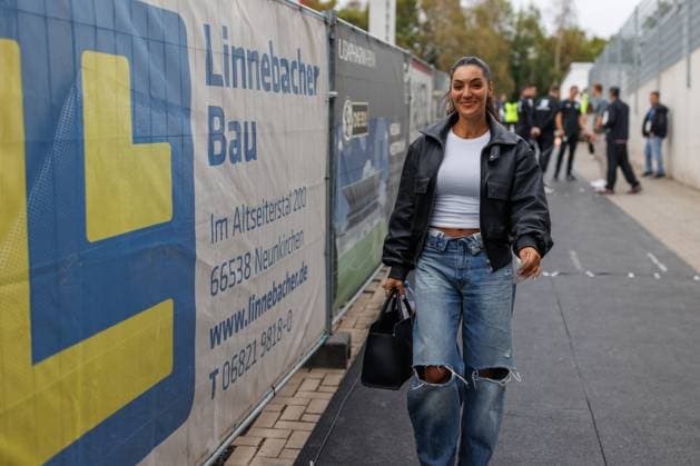 Valentina Maceri, Reporter; Emotions, Gestures, Body Language, Facial Expressions, Cutout, Portrait; SV Elversberg vs. Bayer 04 Leverkusen, Soccer, Bundesliga 1, Matchday 1, 2026–2027 Season, August 29, 2026 SV Elversberg vs. Bayer 04 Leverkusen, soccer, Bundesliga 1, Matchday 1, 2026–2027 season, August 29, 2026 Copyright: xEibnerxPressefotox EP_ANS
