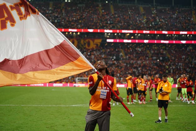 August 30, 2026, Sariyer, Istanbul, Turkey: Rafael Leao (C), a new signing for Galatasaray, greets fans after the Turkish Super League 2026 27 match between Galatasaray and Goztepe at the Ali Sami Yen Sports Complex RAMS Park Stadium in Istanbul, Turkey, on August 29, 2026. Sariyer Turkey - ZUMAu194 20260830_zip_u194_010 Copyright: xTolgaxUluturkx