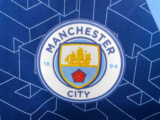 Manchester, England, Vereinigtes Königreich. 23. August 2026. Makro-Nahaufnahme des offiziellen Mannschaftswappens des Manchester City FC, das auf ein blaues Trikot gestickt ist. Manchester, England, UK. August 23, 2026. Macro close-up shot of the official Manchester City FC team crest embroidered on a blue jersey. (License=RM) 25524671 Copyright: xZoonar.com MarvinxSamuelxTOLENTINO-PINEDAx 25524671