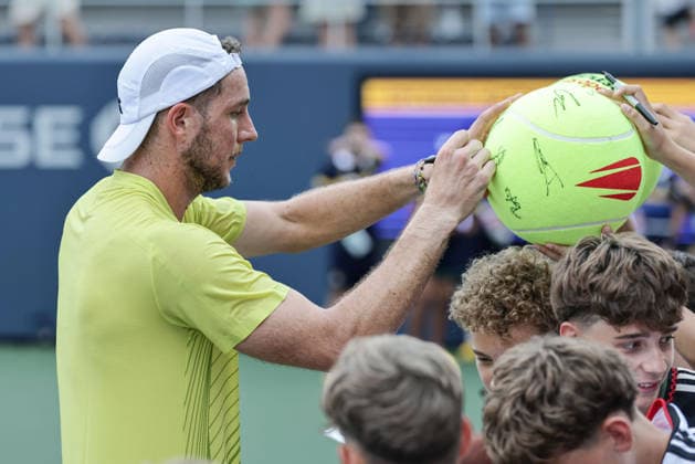 Jan Lennard Struff signs autographs for fans after his victory, U.S. Open Championships, Billie Jean King National Tennis Center, Flushing Meadows, New York, USA Copyright: xJuergenxHasenkopfx