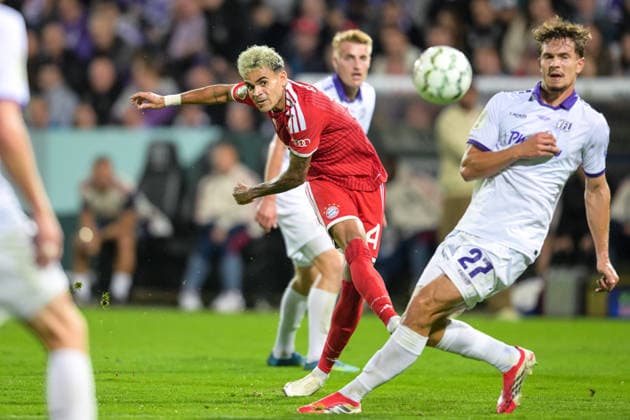 Soccer, DFB Cup, 20260902, VfL Osnabrück vs. FC Bayern Munich. Pictured, from left: Luis DIAZ (Bayern, 14), Robin FABINSKI (Osnabrück, 27). Osnabrück, Osnatel Arena, Lower Saxony, Germany Copyright: Passion2Press MarkusxFischerx