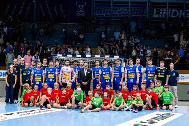 September 3, 2026, GER, Handball, Men, Season 26–27, Opel 1st Division, Matchday 2, ThSV Eisenach vs. HBW Balingen Weilstetten Team photo, group photo with the Sponsor of the Day, Lotto Thüringen, and the mascots 99817 Eisenach Werner Assmann Hall at Am Sportp, Thuringia, Germany