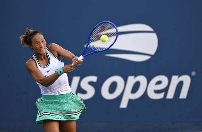 (260904) -- NEW YORK, Sept. 4, 2026 -- Zheng Qinwen returns a shot during the women s singles second round match betweetn Zheng Qinwen of China and Yulia Putintseva of Kazakhstan at the 2026 US Open tennis championships in New York, the United States, Sept. 3, 2026. ) (SP)U.S.-NEW YORK-TENNIS-US OPEN-WOMEN S SINGLES LixRui 