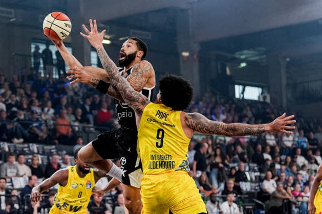 Germany easyCredit BBL, Season Opener: Veolia Towers Hamburg vs. EWE Baskets Oldenburg, Inselpark Arena, Hamburg; David Muenkat (Veolia Towers Hamburg), 55; Tylan Pope (EWE Baskets Oldenburg), 9 Copyright: xStefanxTrochax