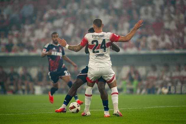 Tackle between Ragnar Ache (1. FC Köln, 09) and Jeff Chabot (VfB Stuttgart, 24), VfB Stuttgart vs. 1. FC Köln, Soccer, Bundesliga 1, Matchday 2, September 4, 2026 DFB regulations prohibit any use of photographs as image sequences and or quasi-video Stuttgart, Baden-Württemberg, Germany Copyright: xkolbert-press PhilipxZieglerx
