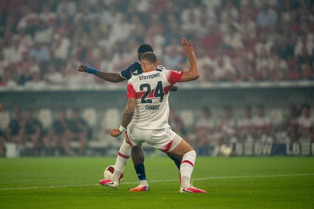 Tackle between Ragnar Ache (1. FC Köln, 09) and Jeff Chabot (VfB Stuttgart, 24), VfB Stuttgart vs. 1. FC Köln, Soccer, Bundesliga 1, Matchday 2, September 4, 2026. DFB regulations prohibit any use of photographs as image sequences and or quasi-video. Stuttgart, Baden-Württemberg, Germany Copyright: xkolbert-press PhilipxZieglerx