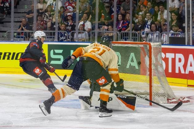 Mannheim, Germany, September 26, 2004 CHL Champions Hockey League 2026–27, Match Day 1: Adler Mannheim (Germany) vs. Växjö Lakers (Sweden). John Gilmour scores the second goal for Adler Mannheim (Baden-Württemberg, Germany). Copyright: xUdoxHerrmannx