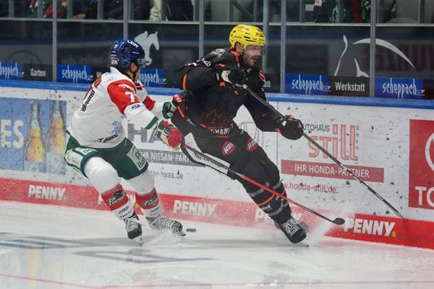 One-on-one, action, featuring Luke Toporowski (77, Augsburger Panther) and Konrad Abeltshauser (16, Loewen Frankfurt), Augsburger Panther vs. Loewen Frankfurt, exhibition game, ice hockey, Penny DEL, September 4, 2026, Augsburg, Bavaria, Germany Copyright: xkolbert-press DunjaxDietrichx
