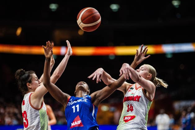 FIBA Women’s Basketball World Cup 2026: Hungary vs. France, September 4, 2026, at the cgnes Török in Hungary: 13-year-old Török from Hungary and 14-year-old Dorka Juhász from Hungary battle it out with 11-year-old Valeriane Ayayi from France for the basketball, FIBA Women’s Basketball World Cup 2026, Group Stage, Group B, Matchday 1: Hungary vs. France on September 4, 2026, at the Uber Arena, Berlin Copyright: xBEAUTIFULxSPORTS Tonhäuserx