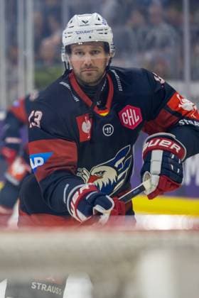 Mannheim, Germany, September 26, 2004 CHL Champions Hockey League 2026–27, Match Day 1: Adler Mannheim (Germany) vs. Växjö Lakers (Sweden); Brooks Macek, 13, Mannheim during warm-ups; Mannheim, Baden-Württemberg, Germany Copyright: xUdoxHerrmannx
