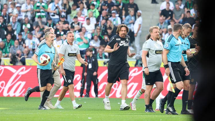September 5, 2026, xrekx, Soccer 1st Bundesliga, Borussia Mönchengladbach vs. SV Elversberg; Referee: Martin Ptersen; Vincent Wagner, coach of SV 07 Elversberg, received a yellow card, received a yellow card. DFL and DFB regulations prohibit any use of photographs as image sequences and or quasi-video. Mönchengladbach