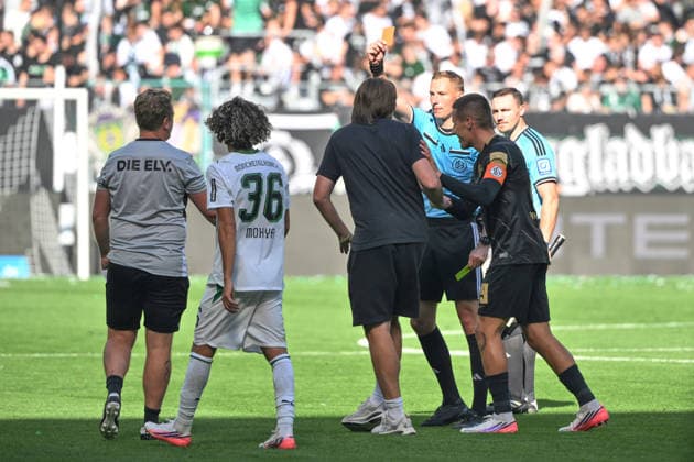 Coach Vincent Wagner of SV Elversberg (center) receives a yellow-red card from referee Martin Petersen on September 5, 2026, in a 1. Bundesliga soccer match, 2026–2027 season, Matchday 2, Borussia Mönchengladbach vs. SV Elversberg. DFL regulations prohibit any use of photographs as image sequences and or quasi-video. Mönchengladbach, Borussia Park, North Rhine-Westphalia, Germany Team2