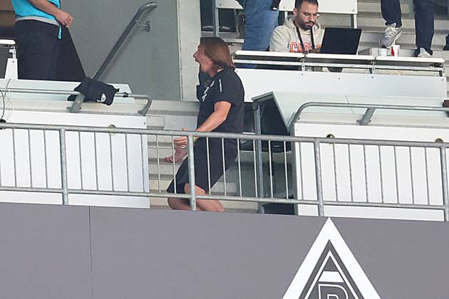 September 5, 2026, xrekx, Soccer, Bundesliga 1, Borussia Mönchengladbach vs. SV Elversberg, end of the match: Vincent Wagner, coach of SV 07 Elversberg, in the press box; press box, team, players celebrating after the match, team, players, celebrating at the end of the match. DFL and DFB regulations prohibit any use of photographs as image sequences and or quasi-video. Mönchengladbach
